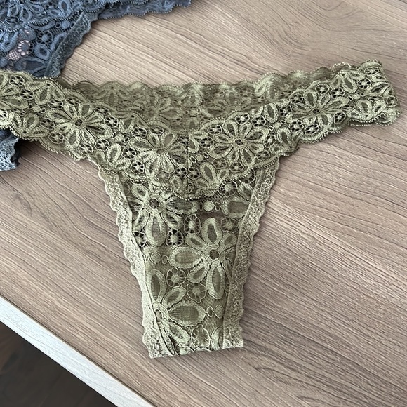 VS Thongs - Picture 3 of 3